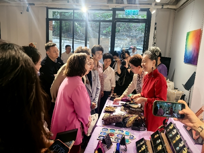 巴彦淖尔市妇联组织有关妇女代表赴粤港澳大湾区参加“内蒙古巧手联湾区 巾帼携手聚新篇”交流合作系列活动相关图片